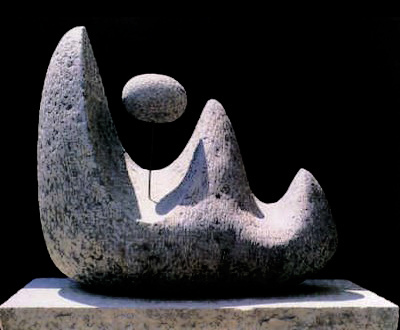 “Montaña y Luna”. Escultura; Basalto – Marina Nuñez del Prado